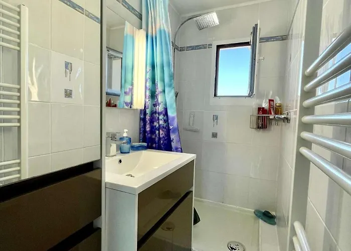 Attrayant Donnant Sur La Marina Sc020-051 Daire